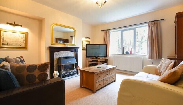 CASTLE VIEW (WARKWORTH), pet friendly, with a garden in Warkworth