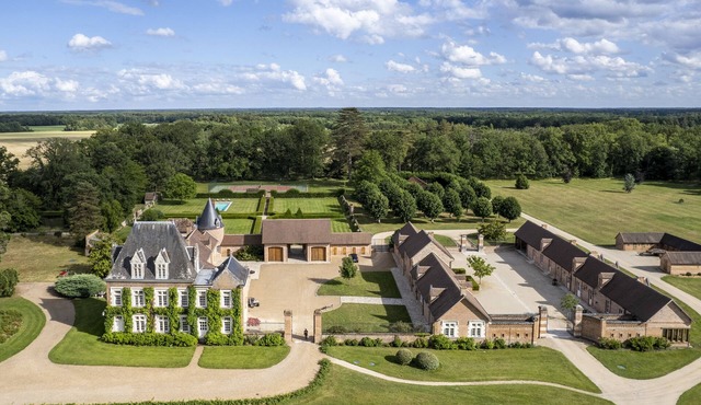 Castle with swimming pool and tennis, for rent in Sologne