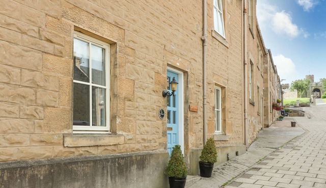 CASTLEBRAE, pet friendly, character holiday cottage in Jedburgh