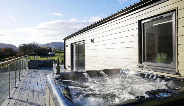 Castlehill cabin with a hot tub