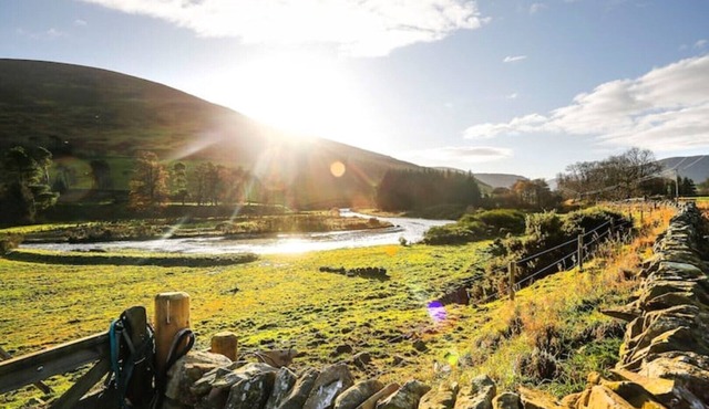 Castlehill cabin with a hot tub