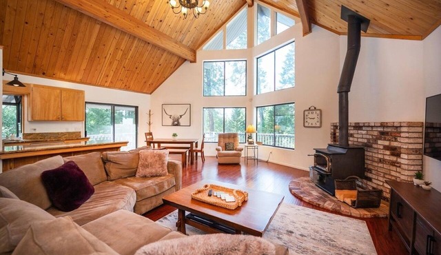 Castlewood Chalet–Family Retreat in Arnold w/Hot Tub, Guest Suite & Loft Views