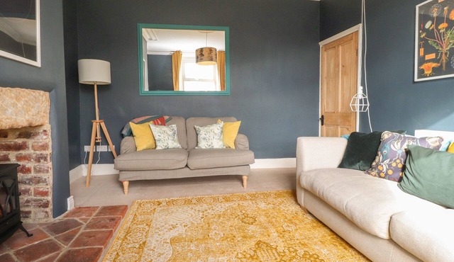 CASTLEWOOD COTTAGE, pet friendly, with open fire in Skipton