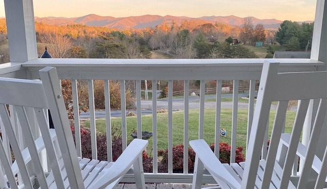 Castlewood Retreat | Views, Hot Tub & Foosball Table🛁🏔️ + Biltmore Pass
