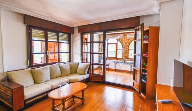 Castro Vizmaya, comfortable and spacious first floor, close to everything.