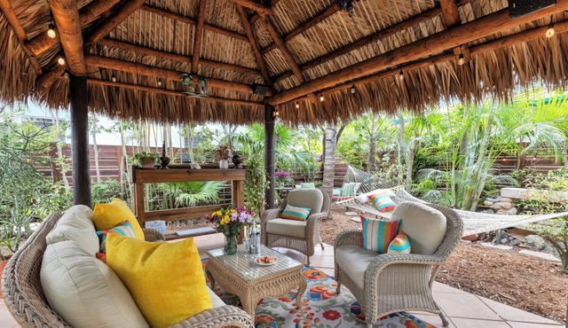 Casual Beach living - 1 Bed/1 Bath Old Florida Garden apartment - Steps to beach