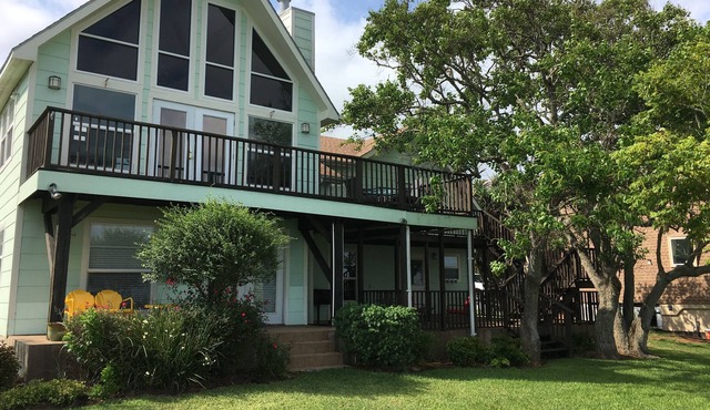 Casual comfort right on the bay. Relaxation is just a click away!