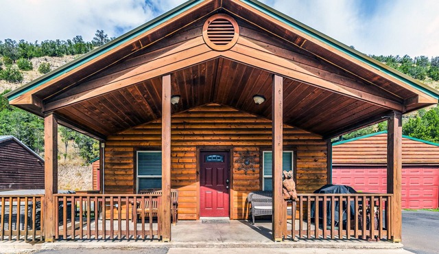 Casual Comforts with hot tub and Pet Friendly!