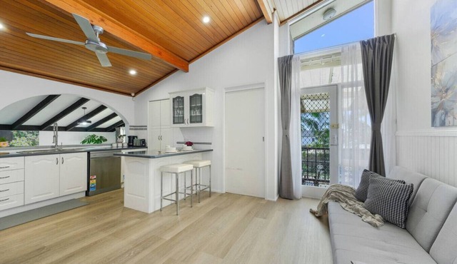 Casula cozy 3Br home with parking & WiFi