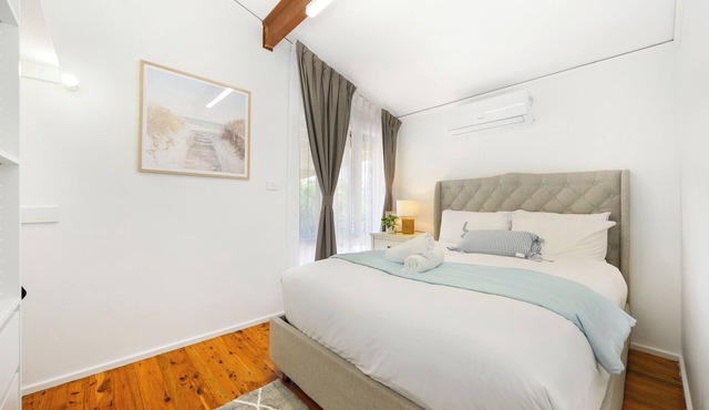 Casula cozy 3Br home with parking & WiFi