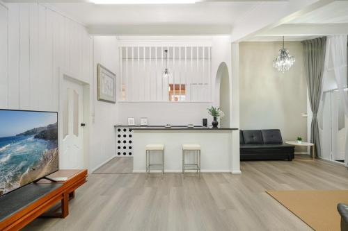 Casula cozy 3Br home with parking & WiFi