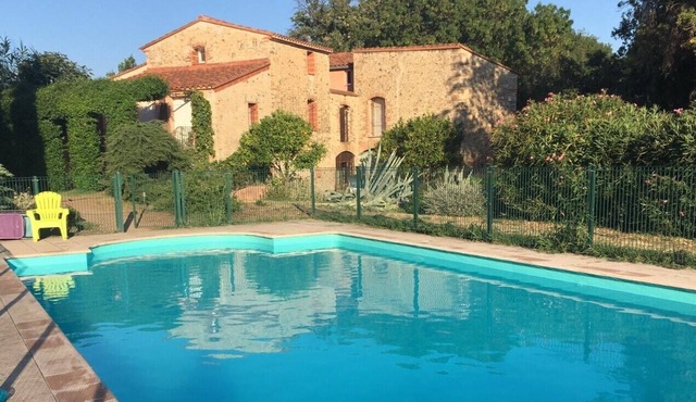 Catalan farmhouse surrounded by olive trees and vineyards, 20 min to the sea