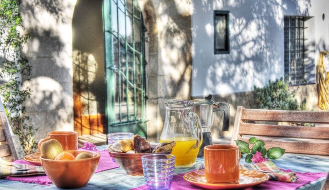 Catalan farmhouse with pool and an incredible natural environment, for groups of 7 or 13