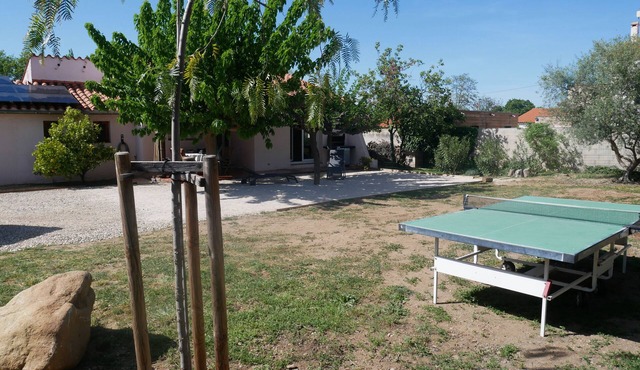 Catalan villa with large garden, quiet location, sea and mountains