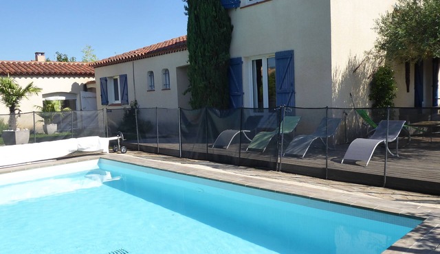 Catalan villa with pool and outbuilding between sea and mountain