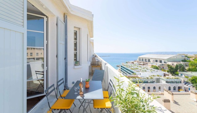 Catalans sur Mer is an exceptional apartment facing the Bay of Catalans.