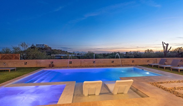 Catalina Foothills Modern Home with Roof Top Deck, Heated Pool and Spa Sleeps 16