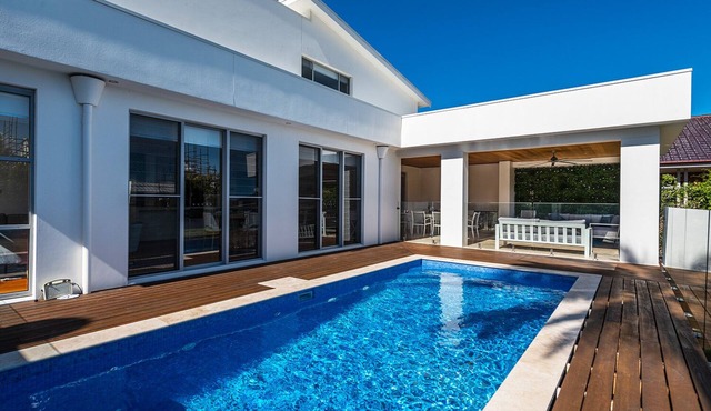 CATALINA - PERFECT LOCATION. Steps to the beach. 5 BEDROOMS, POOL