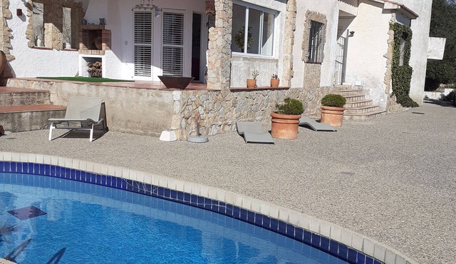 Catalonia House sleeps 6, private pool in natural park, golf course.