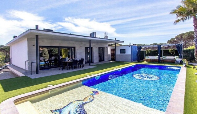 Catalunya Casas: Modern Vacation Paradise 'Villa Ainmi' on the Costa Brava!