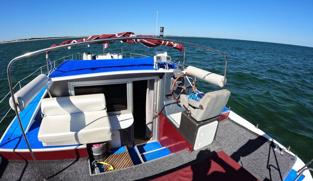 Catamaran de 12m de Long par 5m de Large Dans le Port de Quiberon