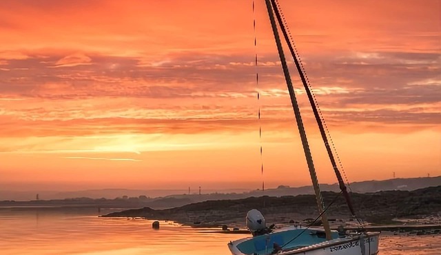 Catboat Cottage: a stone's throw from the beach. Shops & pubs are 2 minute walk.