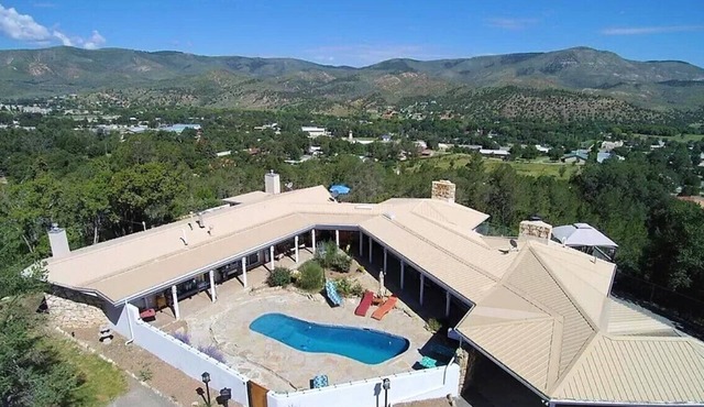 Catch a "Tiger by the Tail"! Pet Friendly w/outdoor summer swimming pool.