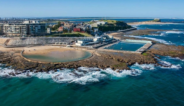 Catch the Breeze - Stylish Townhouse Retreat