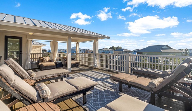 Catch the Sun, Keep the Memories at Warmth of the Sun/Outdoor Oasis w/Hot Tub/Lagoon Pool/4 Bikes