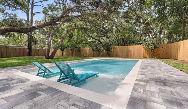 Cater Cove - private pool, 1 mile to beach, quiet!