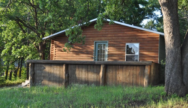 Catfish Cabin- cozy cabin near water in Texoma! Sleeps 4+