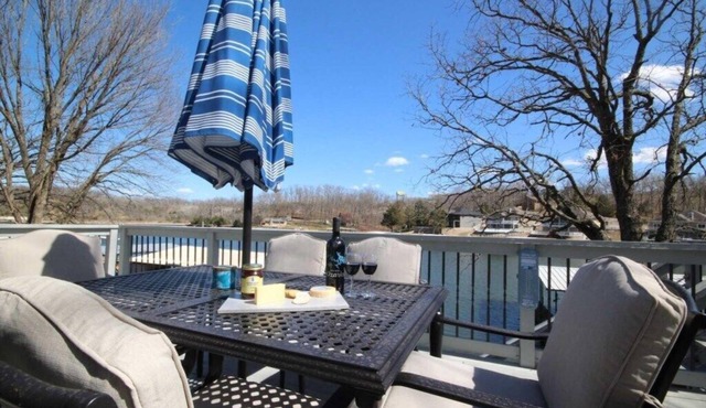 Catfish Cabin Lake House Back of Cove! Nostalgic Lake Decor! Sleep up to 8, Dock