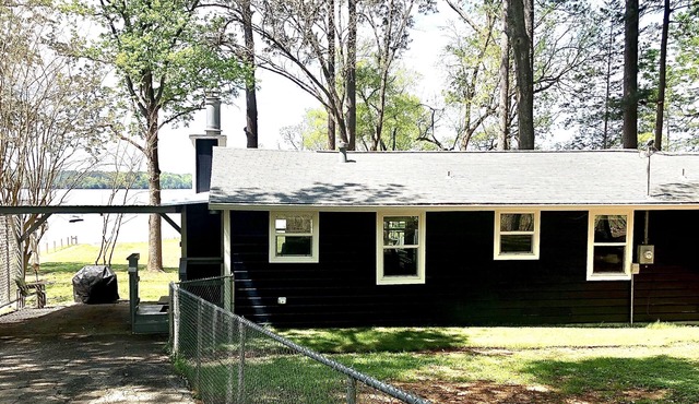 Catfish Cove 2 bed/2 bath cottage on Lake Striker