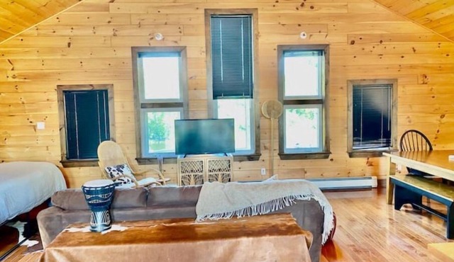 Cathedral pine cabin on the river, Open concept
