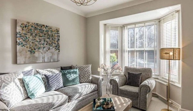 Cathedral Quarter House with parking for 2 cars. 5 mins walk to Cathedral