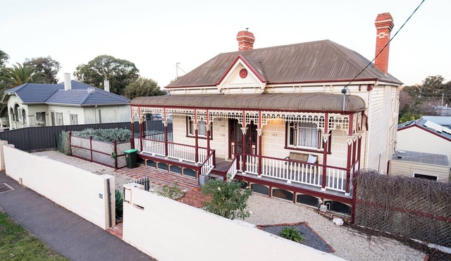 Cathedral View - Sleeps 16 -Bendigo Signature Accommodation