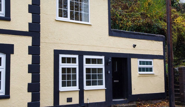 CATREF, pet friendly, character holiday cottage in Llangollen