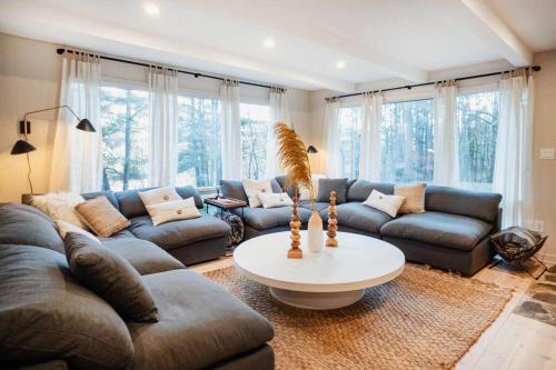 Catskill MNTN Escape 5 BR 3 bath Villa Hot Tub Fire Pit Best Group Stay