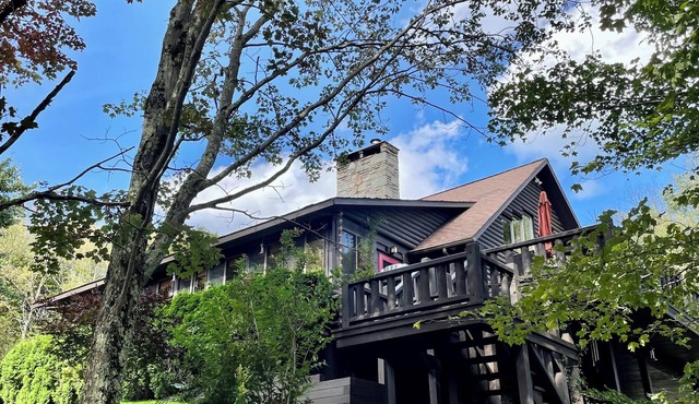 Catskill Mountaintop Log Retreat - A quiet nature retreat