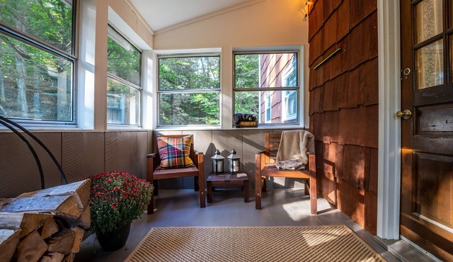 Catskills Cabin: Winter Escape with Hot Tub