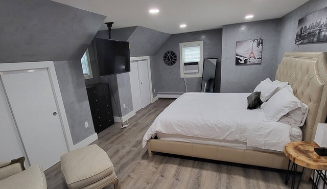 Catskills getaway w/private pool, game room and basketball/soccer court