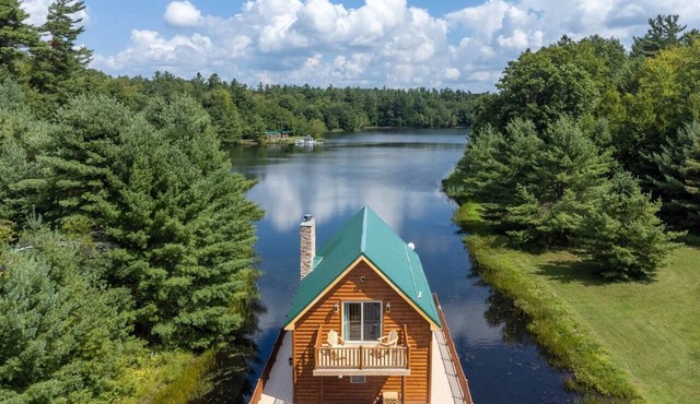 Catskills Over Water Bungalow on Lake Albanese!
