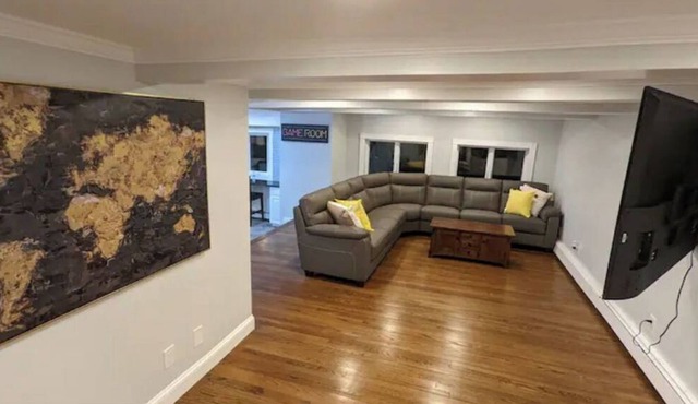 Catskills Villa: Best for Gatherings Sleeps 30+