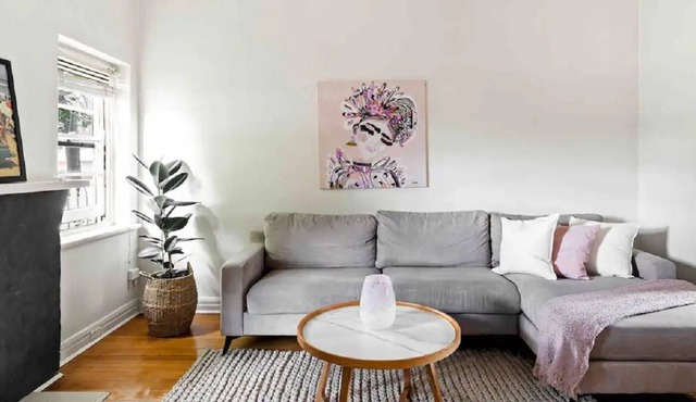 Caulfield Delight Astute Traveller