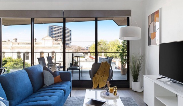 Caulfield Elegance: Chic Abode