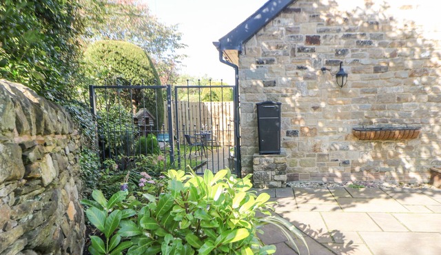 CAUSEWAY HIDEAWAY, romantic, with a garden in Dore