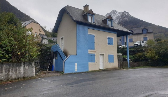 Cauterets Chalet sleeps 8 with garden and parking space
