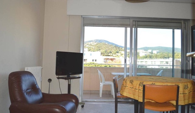 Cavalaire: 1BR Apartment, 300m to Beach, AC, Balcony