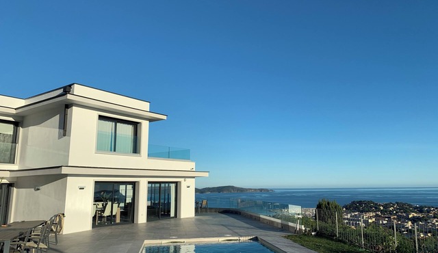 Cavalaire sur mer, magnificent villa with panoramic sea view, near town center