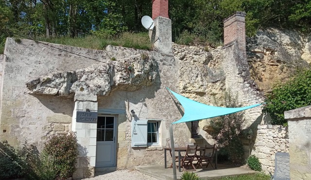 Cave dwelling A fleur de pierre